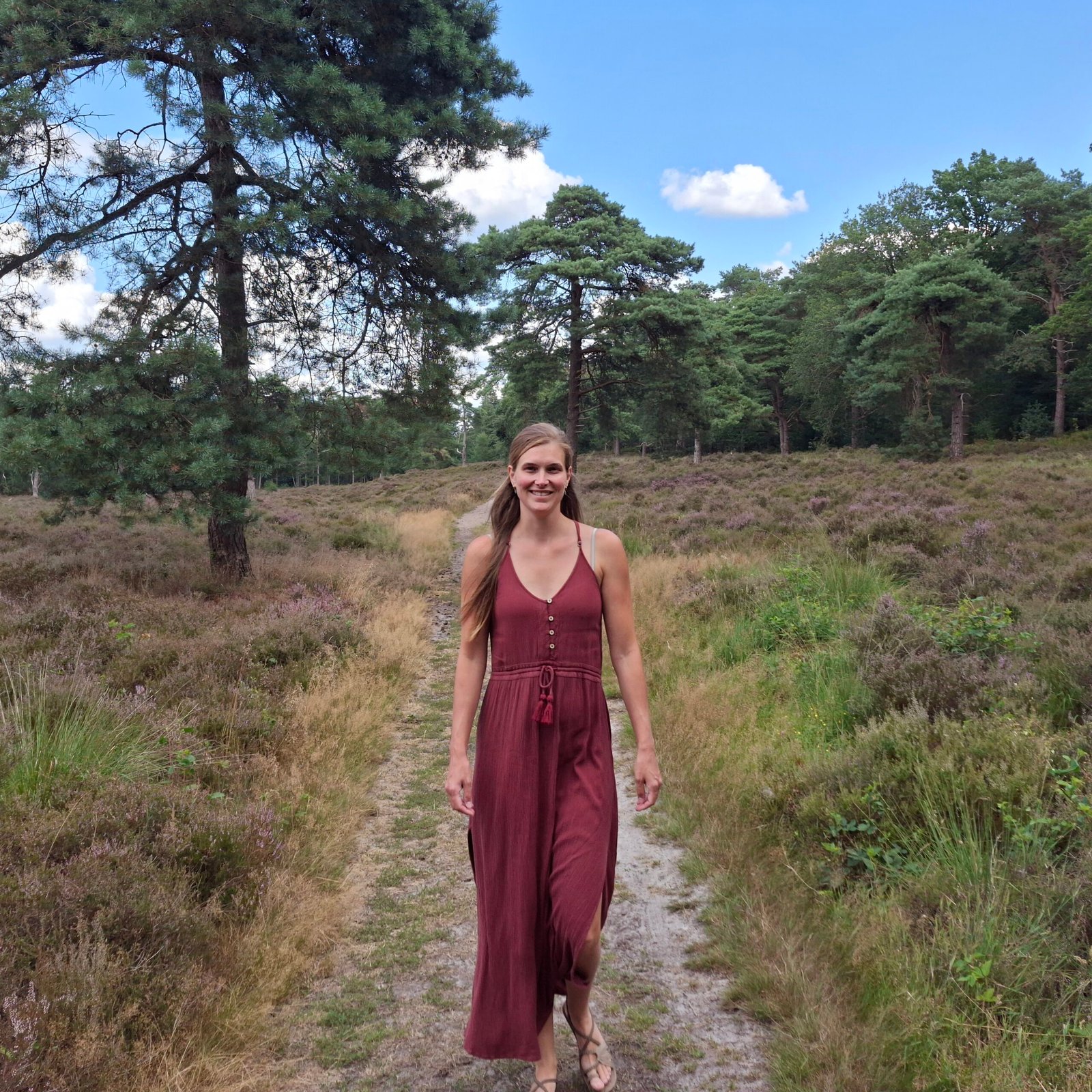 Jildau Coehoorn wandelt door de natuur, oprichter van The Curious Mind Expedition en ontwikkelaar van lesmateriaal voor hoogbegaafde kinderen.